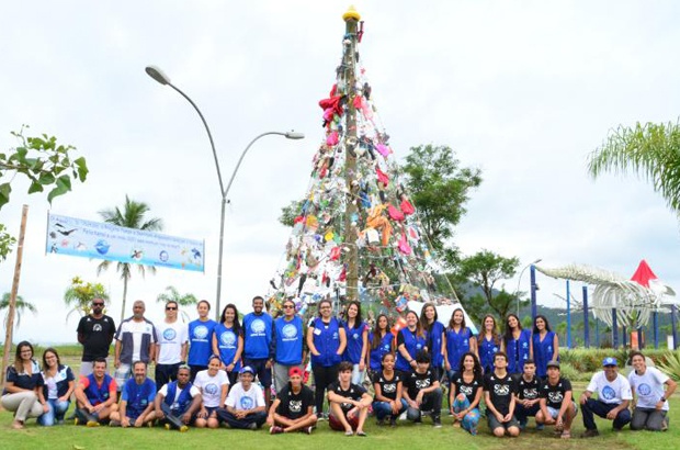 Árvore de Natal feita de lixo alerta sobre aumento da poluição no mar e nas praias do norte de SP