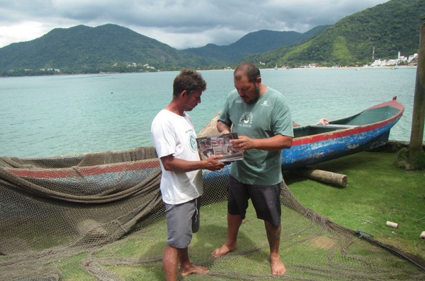 Pescadores recebem homenagem em Ubatuba