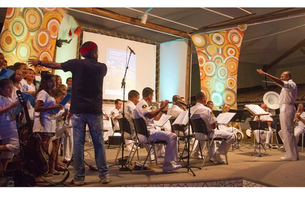 Apresentação do Coral do Mar com a banda da Marinha do Brasil encantou o público