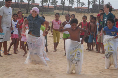 Oceanário de Aracaju solta tartaruga juvenil