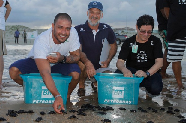 Comemoração de 15 anos do TAMAR Aracaju teve Diogo Nogueira e mais tartarugas no mar