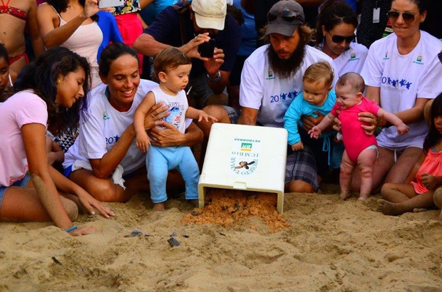 Vinte milhes de filhotes no mar do Brasil comemorados em vrias bases do Tamar