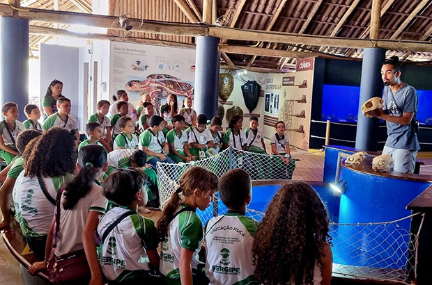 Visita de escolas aproxima estudantes da conservação marinha