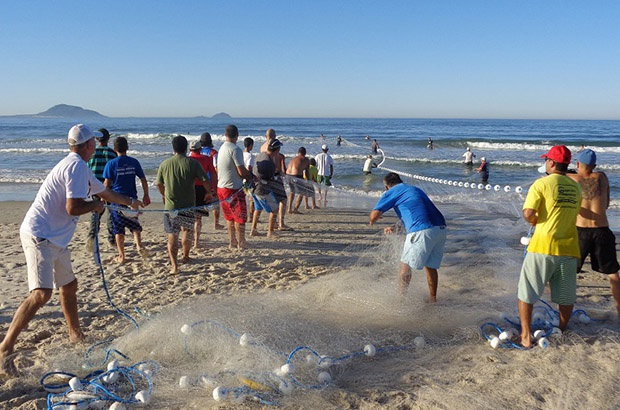 Pescando tainhas e conservando as tartarugas marinhas em Santa Catarina