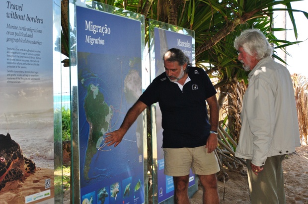 Jean-Michel Cousteau visita Projeto Tamar