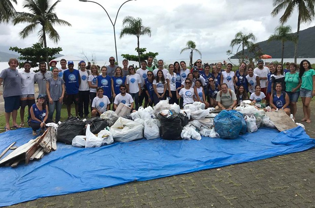 Limpeza de praia no Itaguá sensibiliza sobre a ameaça da poluição dos oceanos