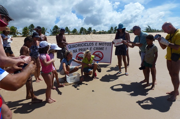 Pousadas e condomínios da Bahia promovem campanhas pela proteção às praias
