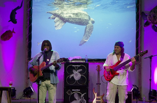 Lançamento do CD Tamarear reúne Milton Nascimento e Dudu Lima Trio na Praia do Forte