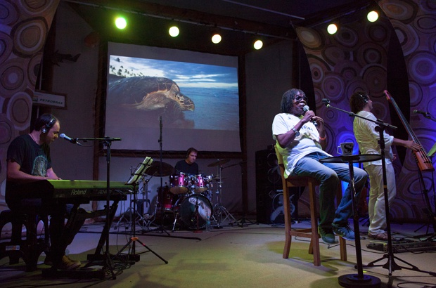 Milton Nascimento fez mágica apresentação em homenagem aos 35 anos do Tamar