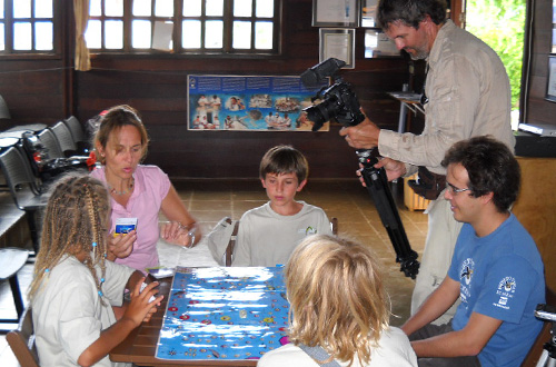 Base de Noronha recebe visita das crianças européias do Mini Darwin