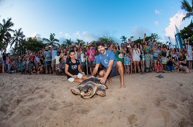 Maestro Felipe Prazeres da OPES participa de soltura de tartaruga marinha