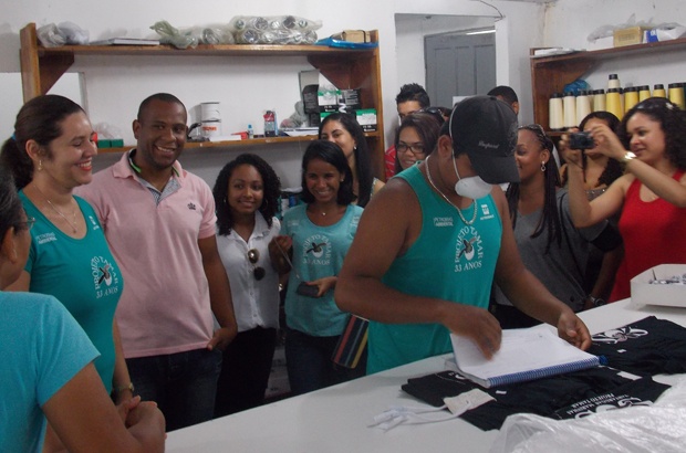 Equipes das lojas na Bahia visitam o Tamar em Sergipe